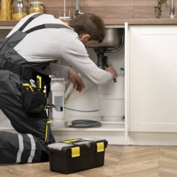 travailleur-entretien-service-reparant
